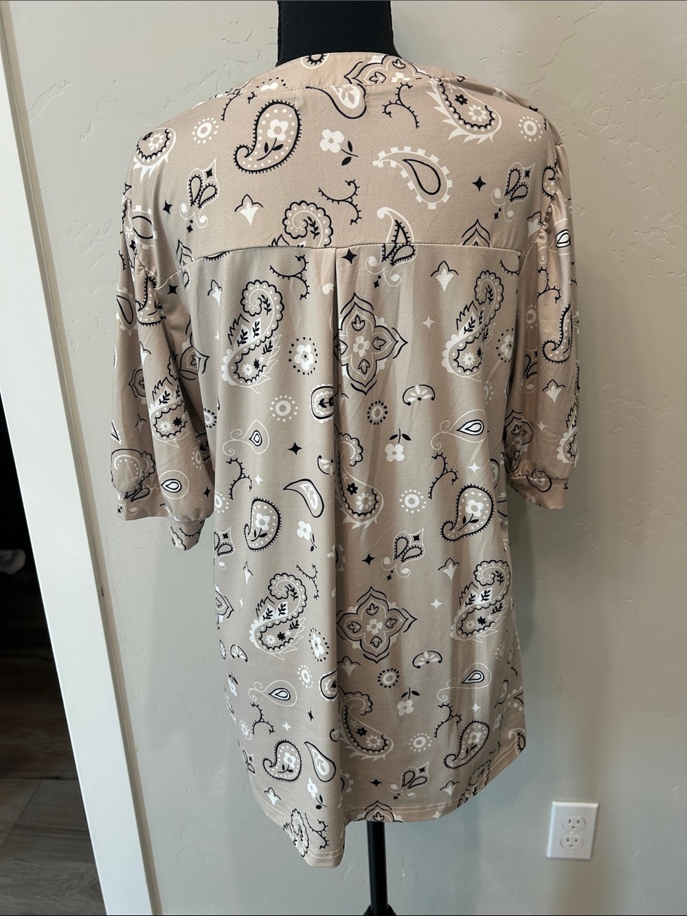 STERLING KREEK Women's Taupe Paisley Split-Neck Top L - Picture 4 of 6